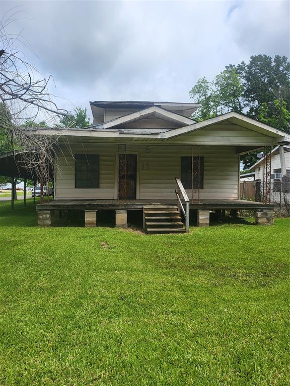 Price drastically reduced! Perfect rehab opportunity! Corner lot on a dead end street one half mile from Oschner's Hospital.  (Within walking distance.) Dead end street and daycare across the street.