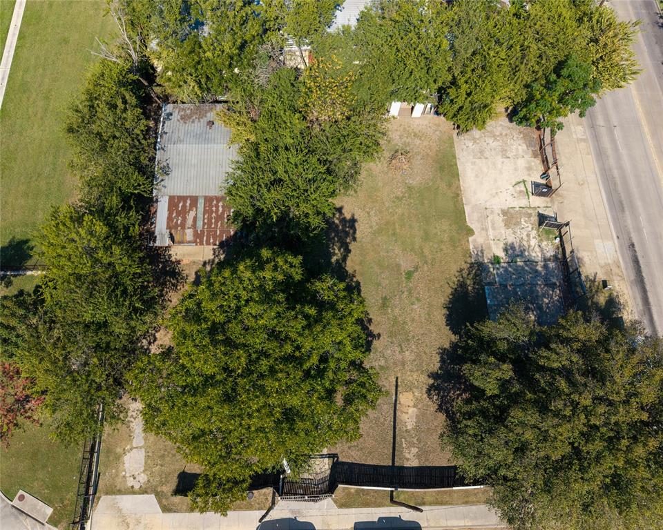 Check out this amazing corner lot located a thriving and evolving area. Originally used for an auto repair shop but can be turned into anything! Situated in the 75212 zip code, in West Dallas, close to Trinity Groves, Design District, and downtown Dallas. Easy access to major roadways, restaurants, cultural spots, and green spaces. Neighborhood atmosphere blends urban vibrancy with residential comfort. The area has fair access to major roads. Interstate 30 is nearby, which provides relatively quick routes eastward toward downtown Dallas. This proximity can make commuting or accessing the city center fairly convenient. 

For details about lot usage Article 595 is in transaction desk. Buyer and Buyer's agent to verify all information.