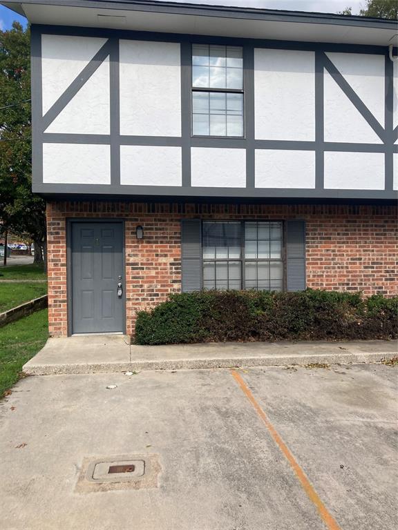 Cute 2 bedroom walking distance to TWU and Downtown area.