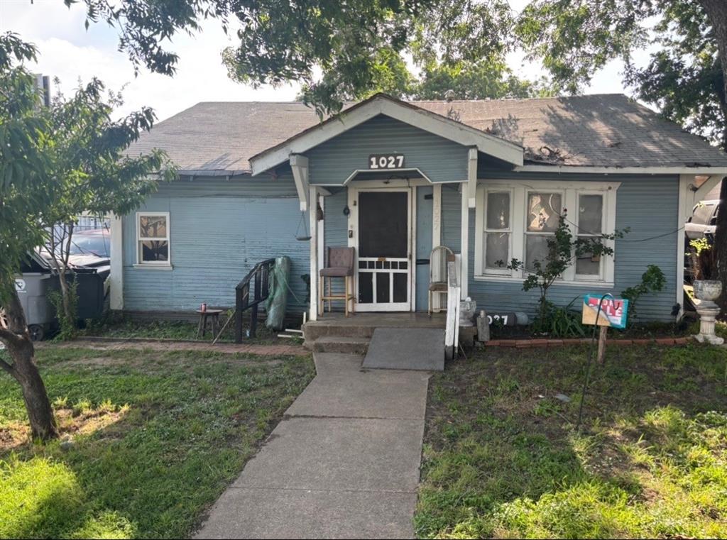 Calling all investors, builders, and visionaries. This is your opportunity to secure a prime piece of real estate in the highly sought-after Bishop Arts District. Situated on a 7,200 sqft lot, 1027 Hollywood Ave offers incredible potential for redevelopment in one of Dallas’ fastest-growing and most desirable urban neighborhoods. The current structure makes this the perfect canvas to build a custom modern home, luxury investment property, or next standout project.
Surrounded by ongoing revitalization, new construction, trendy restaurants, boutiques, coffee shops, and entertainment, this property places you minutes from Bishop Arts, Downtown Dallas, and major highways. Opportunities like this are becoming increasingly rare in an area where demand, walkability, and redevelopment continue to thrive. Bring your vision and capitalize on the future. Sold as-is.