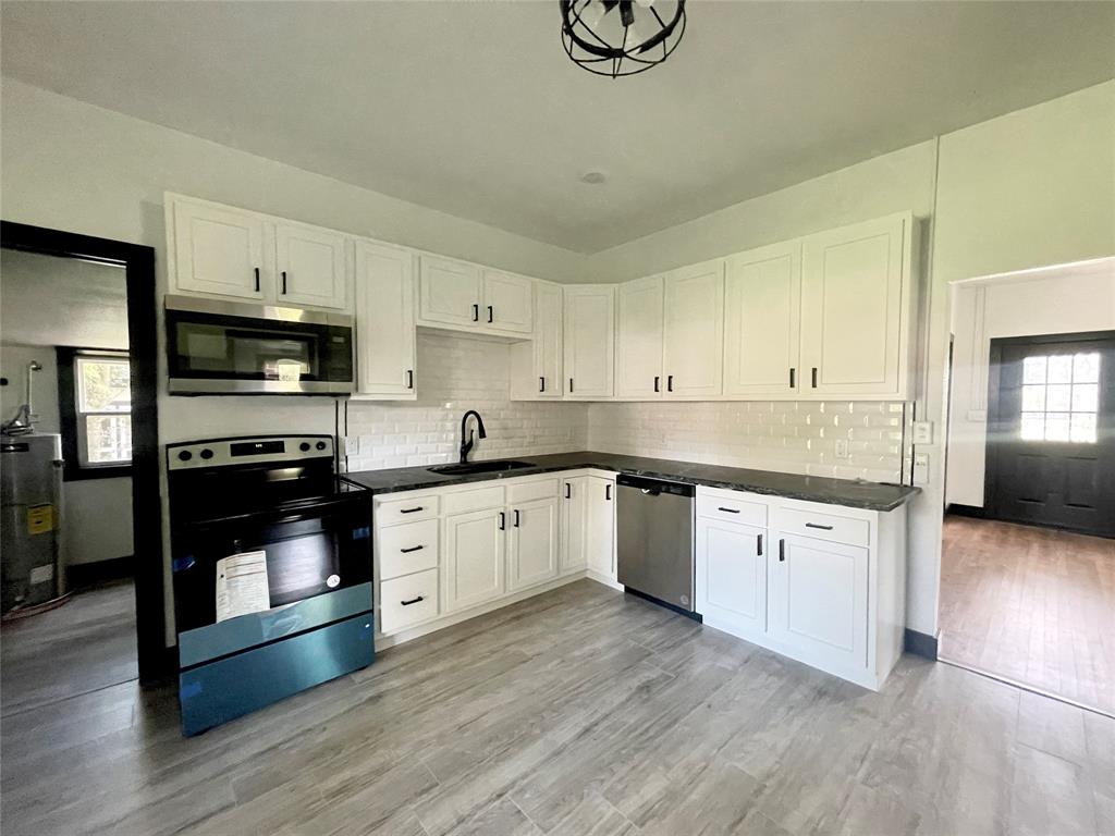 Ready to find the perfect rent home in Stephenville?
This adorable 2 bedroom home has been renovated down to the studs. Granite countertops, all new kitchen appliances, washer and dryer included and more! Original Hardwood floors have been restored and give the modern updates a warm touch. Walking out to the back porch you can enjoy an oversized backyard covered with shade trees. Great location, just blocks from TSU, Stephenville ISD, restaurants and shopping.
This is a must see, you don't want to miss it!

Pets acceptable with approval and pet fee. Max 2 pets.
Each potential Tenant over 18 will complete separate applications.