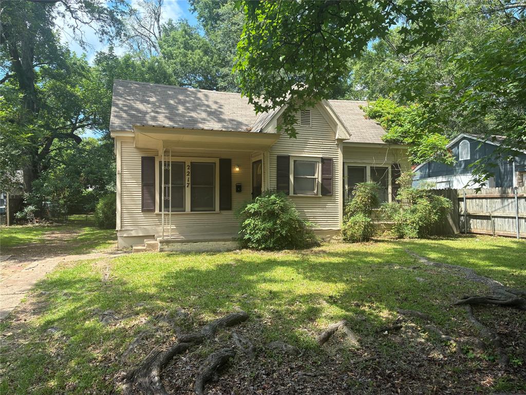 This two bed, one bath home features large living area, dining area, and large back yard!