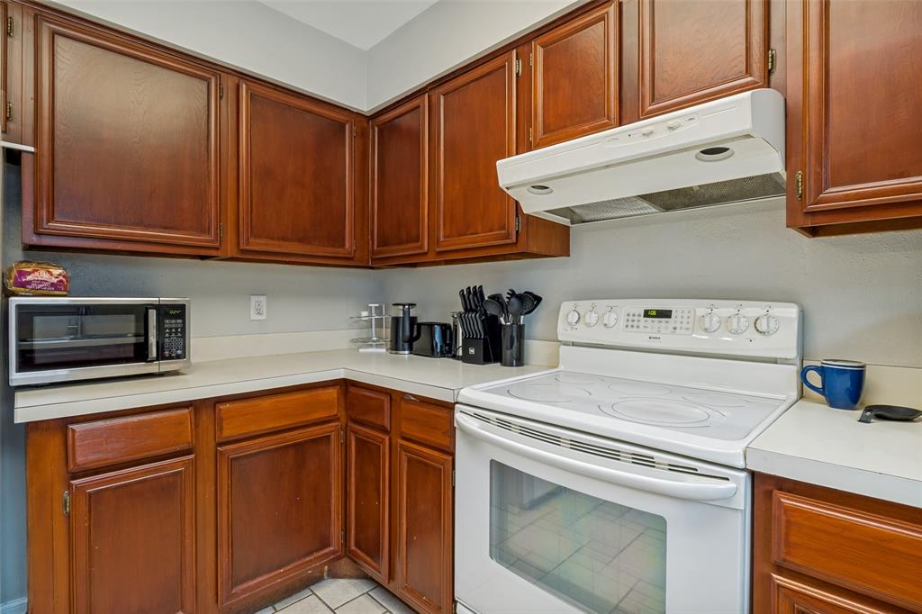 Glen Oaks Twnhms Condo - Residential