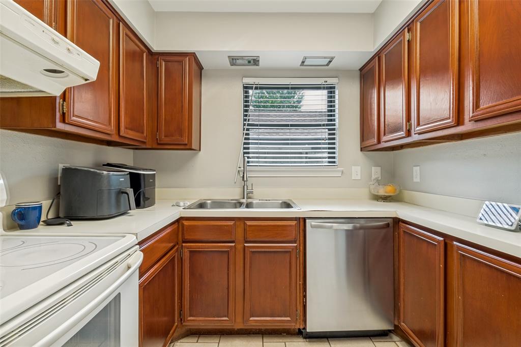 Glen Oaks Twnhms Condo - Residential