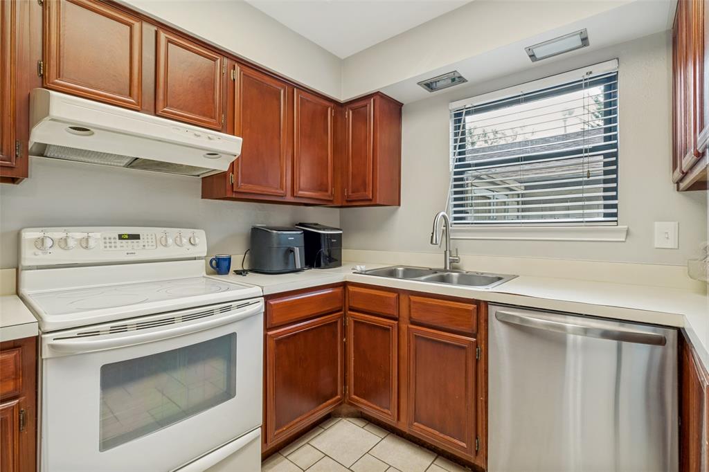 Glen Oaks Twnhms Condo - Residential