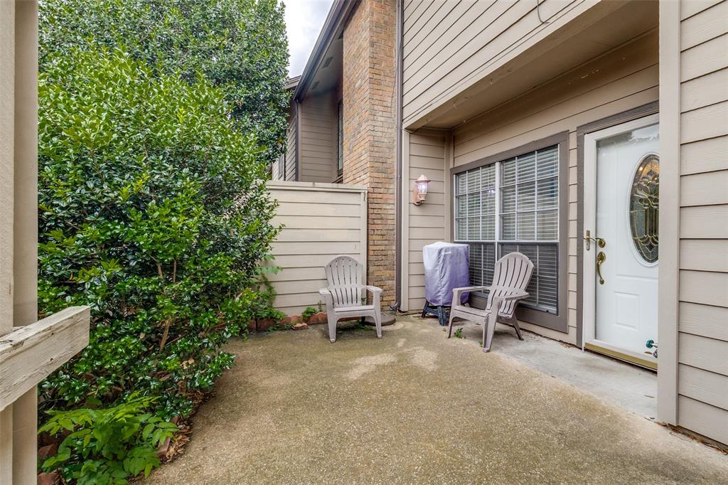 Glen Oaks Twnhms Condo - Residential