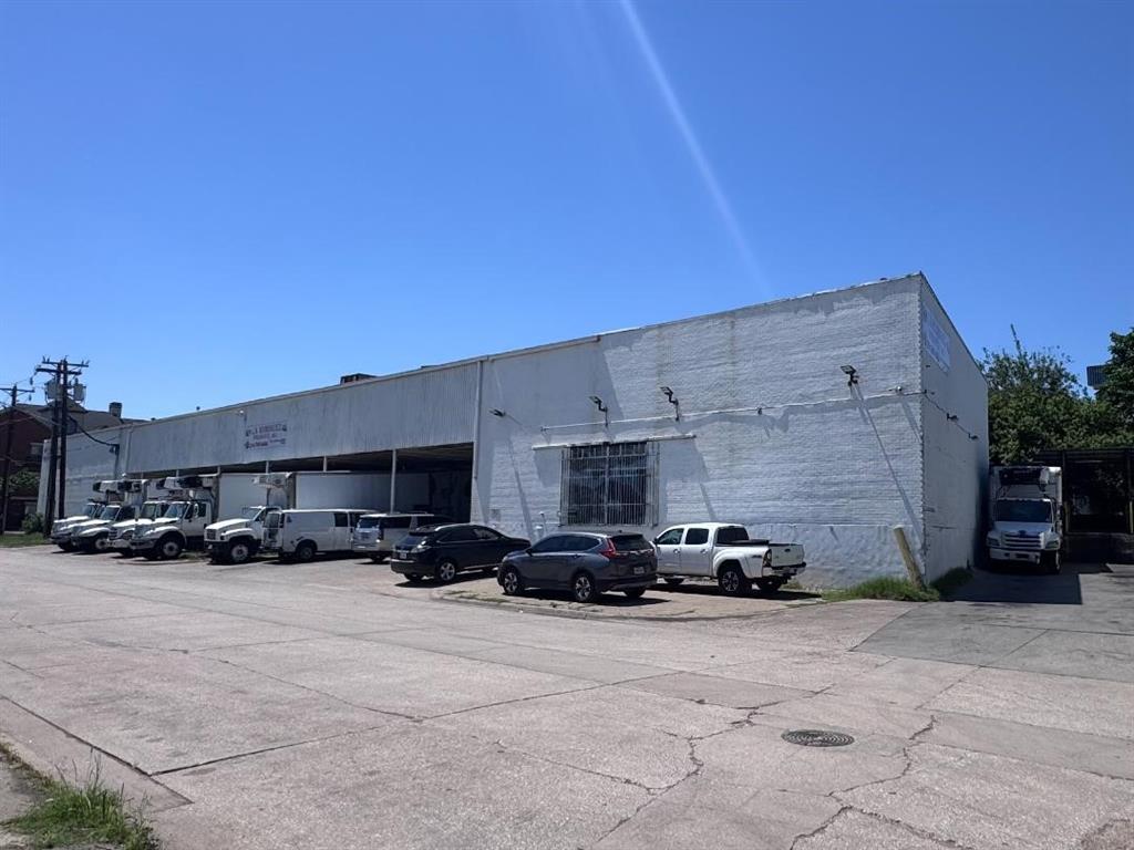 Commercial warehouse conveniently located in the heart of downtown Dallas near the Dallas Farmers Market and Deep Ellum. Situated on highly accessible S. Good Latimer Expressway with convenient access to major highways, this commercial facility is ideal for produce distribution, food service operations, cold storage, or wholesale supply businesses. The property features multiple refrigerated room and dedicated cold storage areas for those temperature-sensitive inventory. Spacious warehouse areas provide flexible storage and operational capacity, while multiple loading docks allow for streamlined shipping and receiving operations. Features include climate controlled refrigerated storage rooms, large warehouse and distribution space, multiple grade level and dock high loading areas, office space, truck access, high visibility to N Central Expressway, road frontage on S. Good Latimer Expressway and Taylor Street, conveniently location in downtown Dallas, easily accessible from major interstates. Don't miss this opportunity! This property offers functionality, accessibility, and prime urban positioning in one of Dallas' most dynamic commercial corridors.
