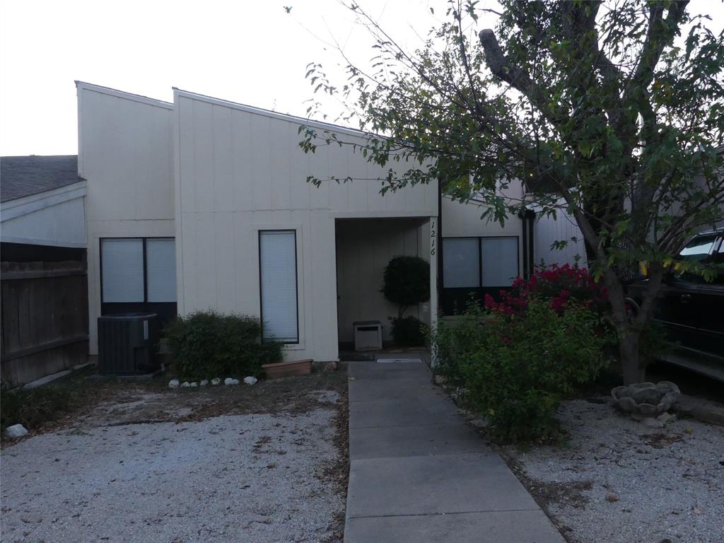 *Reduced to $175,000. Seller will look at all offers* Recently updated 2 bedroom, 2 bathroom town with 2 living areas and 2 dining areas. Close to Lake Bridgeport. LVP throughout. Recently installed dishwasher. Don't let this one get away. Per seller, no HOA.