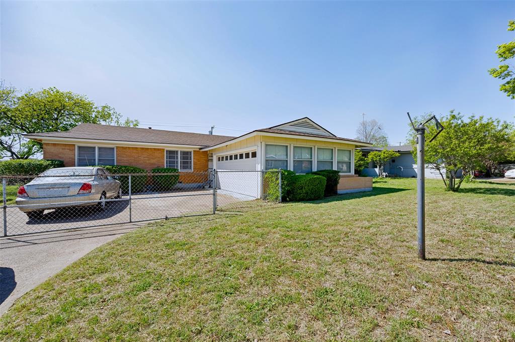 Big, beautiful home! Three bedrooms and two bathrooms. Nice size yard. Wood floors, built in cabinets. New AC, hot water heater and roof!!!
Wonderful caring neighbors!