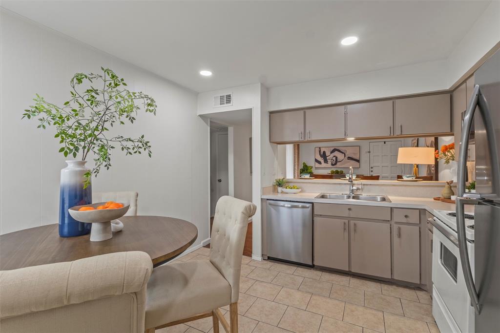 Los Nogales Condo - Residential