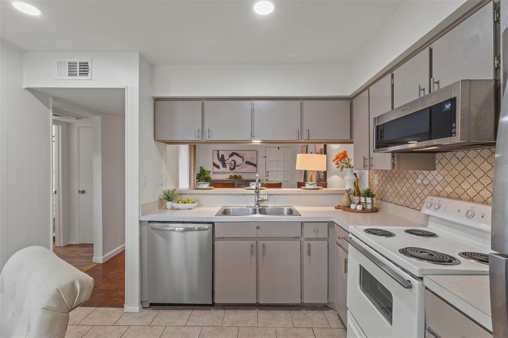 Los Nogales Condo - Residential