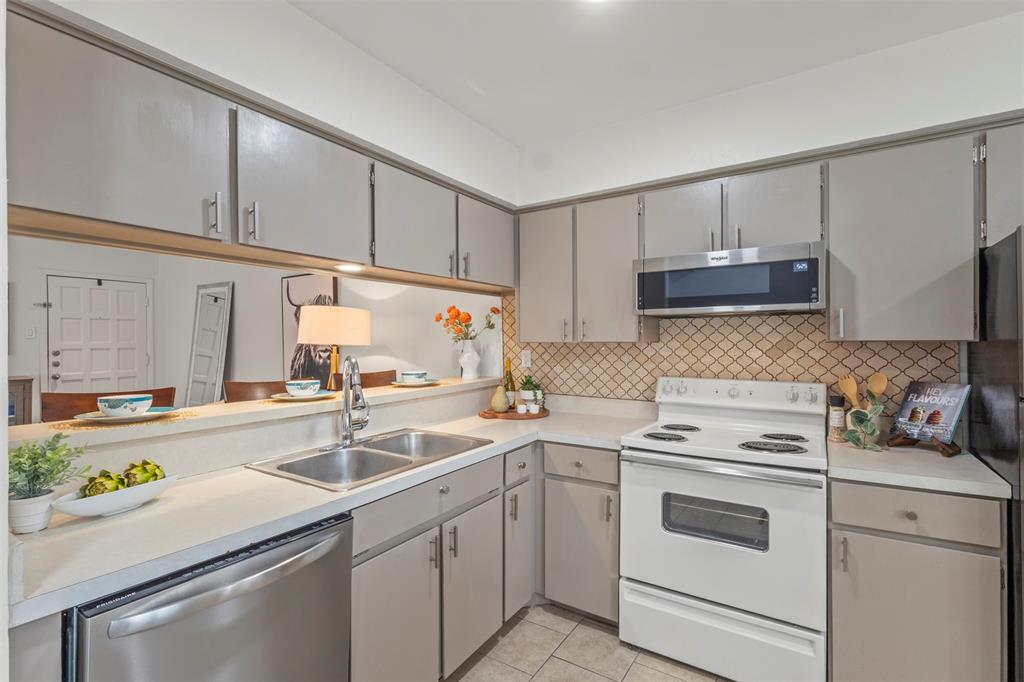 Los Nogales Condo - Residential