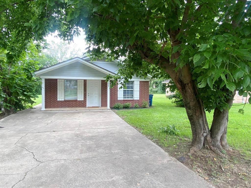 Move-in ready brick home featuring recent updates throughout, including a new roof, new flooring, fresh interior paint, granite
countertops, updated appliances, and modern fixtures. This well-maintained home offers 2 bedrooms and 1 bathroom, along
with a dining area that opens to the living room for a comfortable and functional layout. A utility room provides added
convenience. This beautifully refreshed home is ready for its next owner.