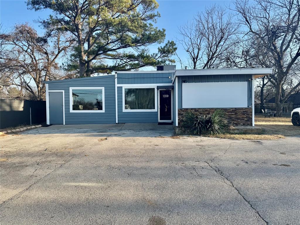 Now available: a commercial property being sold together with an adjacent vacant lot, offering added flexibility for owner-users and investors alike. This Cleburne commercial listing provides a rare opportunity to purchase both parcels as a package, creating additional options for future expansion, parking, or development (buyer to verify zoning and permitted uses).
Conveniently located with access to major roadways, this property is ideal for entrepreneurs seeking a business location in Cleburne, TX or investors looking for commercial real estate with land. Whether you plan to operate a business, hold as an investment, or explore redevelopment, this commercial building with vacant lot delivers versatility in a growing market.
Highlights:
• Commercial building + vacant lot included
• Prime Cleburne, Texas location
• Opportunity for owner-user or investor
• Expansion or development potential (buyer to verify)
Buyer and buyer’s agent to verify all information including zoning, utilities, measurements, and allowable uses. Property conveyed together with adjacent lot.
Bring your business goals and start the year off right!