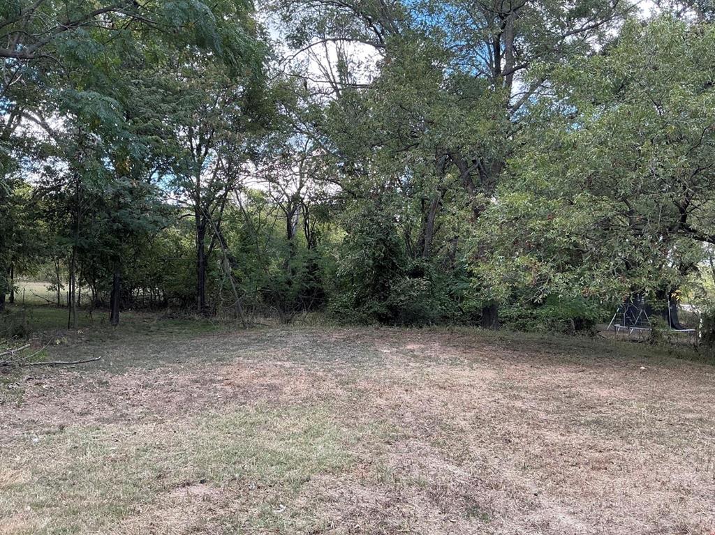 Great opportunity to build on your own lot minutes from downtown Weatherford! Partially fenced with no neighbor behind. Newer custom built home to the East and vacant lot to the West. Partially fenced with Mature trees and city services nearby. Selling only for tax value!