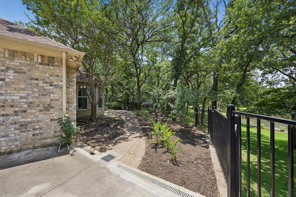 Emerald Sound At Lake Lewisvil - Residential