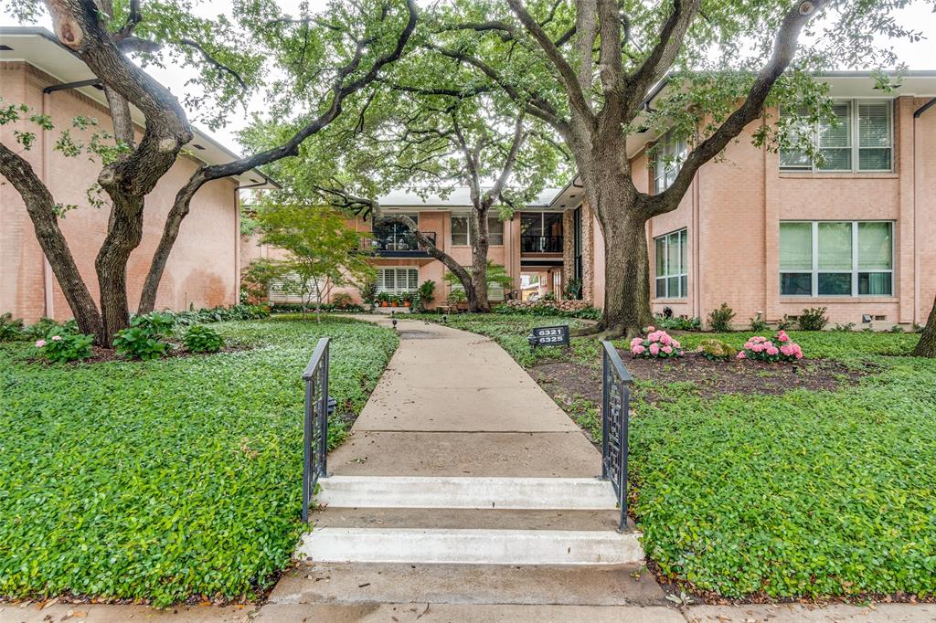 Sophisticated and spacious, this fully renovated Park Carillon residence offers effortless luxury in an unbeatable Preston Hollow location. Privately situated within the community, the home is surrounded by mature trees and filled with natural light, creating a serene retreat with a peaceful, elevated feel. Completely redesigned in 2022, the interiors blend modern style with everyday comfort. The expansive open-concept living and dining spaces are ideal for entertaining, highlighted by designer finishes, custom lighting, electric shades, and a striking contemporary fireplace. The beautifully remodeled kitchen features stainless steel appliances, abundant storage, sleek cabinetry, and a cozy breakfast nook perfect for casual mornings or intimate dinners. Residents enjoy a beautifully landscaped community with a private pool and walkability to Preston Center’s premier shopping, dining, and entertainment.