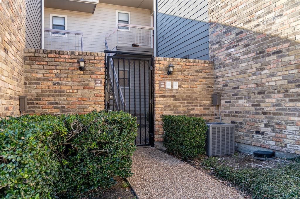 THE OAKS ON MONTFORT CONDOS - Residential
