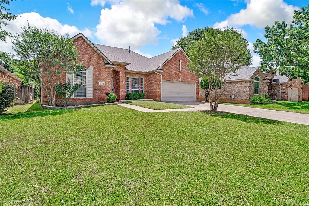 You will love this quiet little cul-de-sac in the heart of Arlington!  Beautify updated 3 bedroom, 2 bath home.  Open floorplan is great for entertaining!
Just minutes away from UTA and the entertainment district.