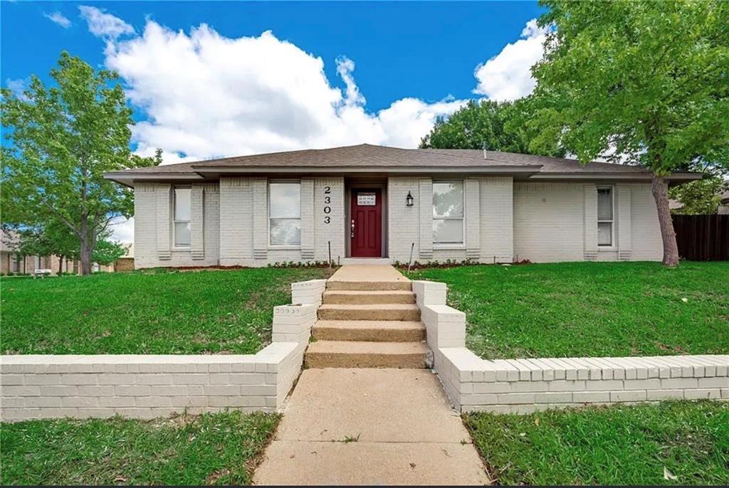 Beautiful Home in Corner Lot with 3 beds and 2 baths! Spacious Living room with fire place. Kitchen with stainless steel appliances. Great size of back yard to enjoy some barbecue with family and friends. Easy access to PGBT, Dallas North Tollway and I35E! Minutes away from grocery stores and shopping centers. You must see it!