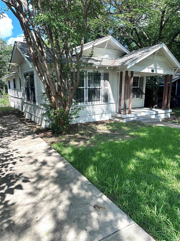 Welcome to 2842 Harlandale Ave, an exceptional opportunity featuring a 2-bedroom, 1-bathroom single-family home. Boasting an ideally optimized and functional floorplan, this move-in-ready home maximizes every square foot and classic charm. Whether you are a first-time homebuyer looking for an affordable, turnkey property or an investor wanting a high-yield addition to your rental portfolio, this residence delivers immediate value.