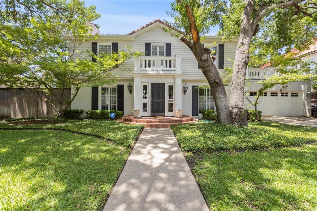Indulge in the epitome of luxury living in this Rivercrest traditional featuring 4 bedrooms and 3.5bathrooms. Multiple, large living areas and a handsome dining room makes the home perfect for entertaining. The eat-in chef's kitchen includes stainless steel appliances and marble counters. The gracious, downstairs primary suite offers a walk-out to a private patio, his and her vanities, spa shower, and ample storage. Three bedrooms and two bathrooms complete the upstairs. A refreshing pool, grill, and wood-burning fireplace allow for outdoor diversion year round. Only steps away from the River Crest Golf Course, Winslow’s, and Curly’s.