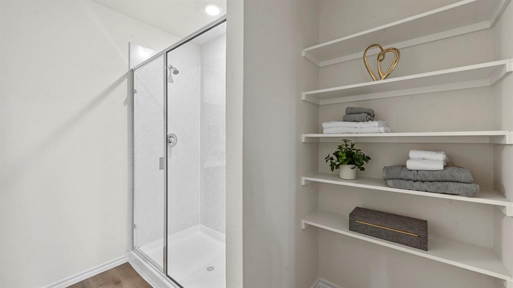 This 3 bed 2 bath plus study home offers a 1 story family room that really opens the plan. Home offers an open floor plan and a covered patio,
separate eating area and large ensuite.