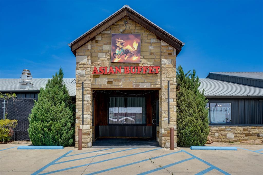 Capitalize on a rare investment opportunity at 215 NE 27th Ave, Mineral Wells, TX, home to the thriving Kirin Asian Buffet! Strategically located in the heart of Mineral Wells—a rapidly growing community west of Fort Worth—this commercial property is perfectly positioned to benefit from the region’s economic boom. With Weatherford and Mineral Wells emerging as the next hot spots for business and development, this high-traffic location offers unmatched potential for investors or restaurateurs. Whether you’re seeking to purchase the real estate as a passive investment with the current owner continuing to operate the successful buffet or acquire both the property and business to launch a new culinary concept, this is your chance to invest in a future economic powerhouse.
This commercial space is designed for seamless restaurant operations, featuring a fully equipped commercial kitchen with top-of-the-line appliances for high-volume food preparation, a spacious dining area ideal for buffet-style service or large gatherings, and a convenient drive-through lane to attract on-the-go customers. The versatile layout supports a variety of dining concepts, from Asian cuisine to fast-casual or family-style restaurants, making it a prime choice for diverse business models. Ample parking ensures guest accessibility, enhancing the property’s appeal in this bustling area. Mineral Wells is a welcoming community with a median home price of $205K, reflecting an affordable and attractive market for businesses. With the region west of Fort Worth experiencing continuous economic growth, Mineral Wells and nearby Weatherford are becoming the next economic hotspots, drawing investors and entrepreneurs. This property at 215 NE 27th Ave is a unique opportunity to invest in the heart of this dynamic dining scene, with the flexibility to align with your investment goals.