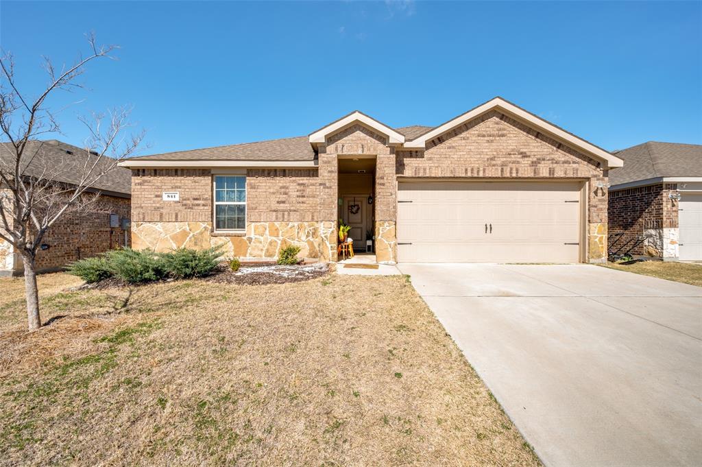 Beautiful home Builded in 2021 with 3 beds and 2 full baths. Open-concept layout, kitchen with stainless steel appliance and island for everyday living and entertaining. Great backyard perfect for pets or relaxing. Enjoy community amenities as pool, volleyball courts, walking trails, and parks. Minutes away from PGA, grocery stores, shoppings and Soon Universal Studio. You must see it!