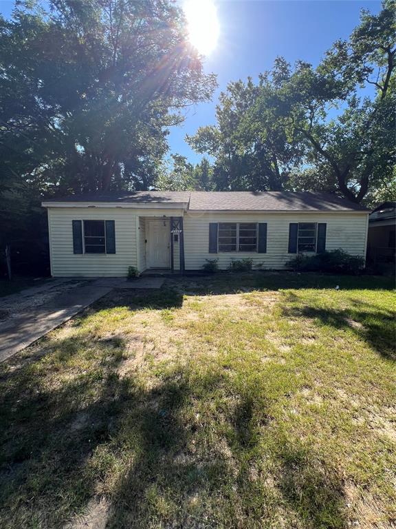 Attention investors! This property is ready to add to your portfolio. New roof, floors, sub floors and several other upgrades recently made in the past few months! This property is currently being rented for $725 per month. Call today to get this property added to your portfolio.