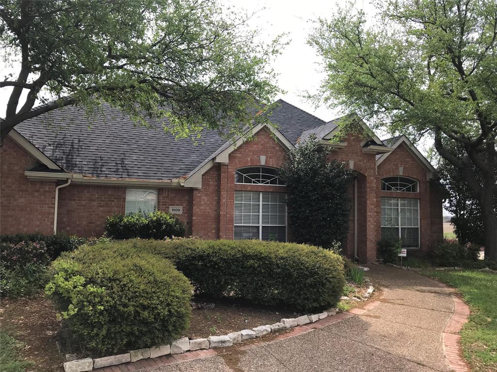 GREAT ONE STORY WITH LARGE MASTER, BIG BACK YARD, COVERED PATIO. FORMAL LIVING AND DINING. ISLAND KITCHN, MASTER ON THE BACK SECONDRY BEDROOMS IN THE FRONT. GOOD DRIVE UP APPEAL. PROFESSIONAL PROPERTY MANAGEMENT INCLUDED.