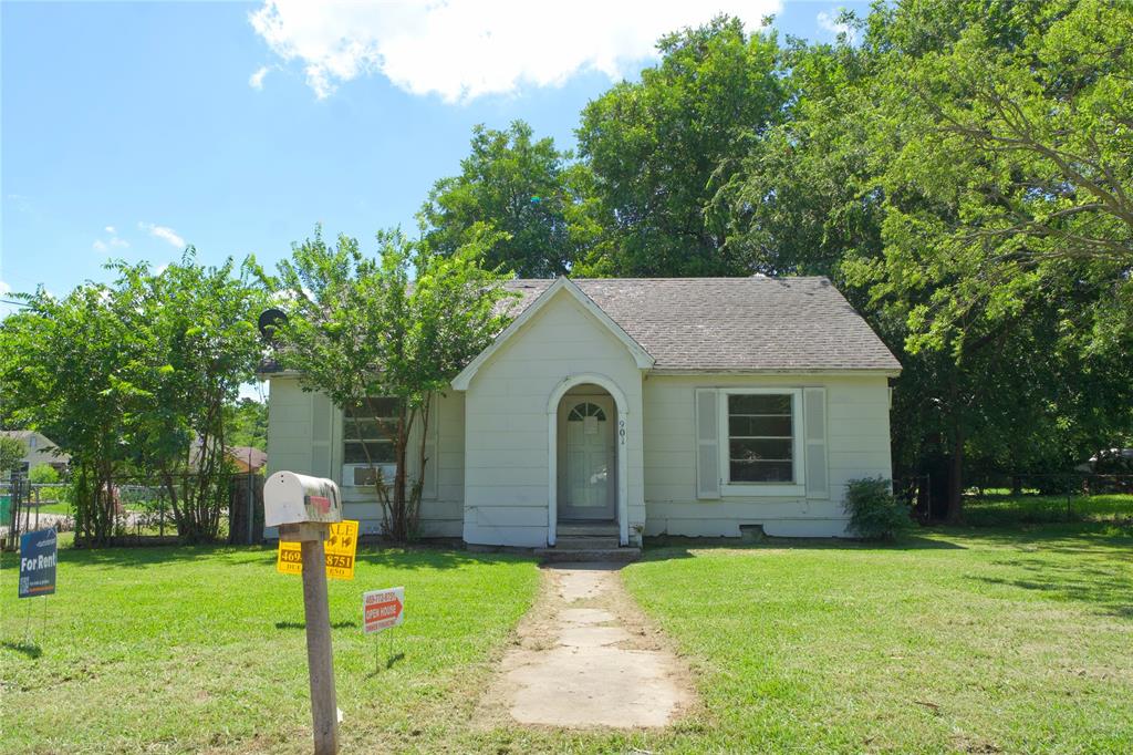 OWNER FINANCING!!! ONLY 5% DOWN PAYMENT!!! Opportunity awaits at 901 N Howeth in Gainesville! Built in 1945, this 4-bedroom, 2-bath home offers approximately 1,705 square feet of living space and plenty of potential for the right buyer. While the home could benefit from updates and repairs, it provides a solid opportunity for investors, flippers, landlords, or buyers looking to renovate and make it their own.
Situated on a city lot with convenient access to schools, shopping, and local amenities, this property features a functional floor plan, attached garage, and room to add value through improvements. Whether you're searching for your next investment project or an affordable home with upside potential, this property is worth a look.
Owner financing is available with only 5% down payment, making this an attractive option for buyers seeking flexible financing terms. Bring your vision and see the possibilities this Gainesville property has to offer!