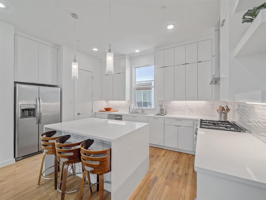 Modern amenities, urban location & PRIVATELY FENCED YARD in this beautiful condo. Fantastic floorplan: 1st floor suite offers a bedroom, ensuite bath & access to fenced yard. Kitchen is equipped with SS appliances, GAS stove & large island; covered balcony & half bath off of living. 3rd floor: spacious primary suite & guest bed with ensuite bath; utility closet conveniently located in common area. Exall Park just blocks away & home to playground, basketball court, rec center & year round community events. Right around the corner, near everywhere you want to be - try Burgundy's Local meat market, grab a bite to eat at Bocado & groceries at Tom Thumb without leaving the neighborhood! Mins from Lower Greenville, Uptown, the Arts District, Deep Ellum & Baylor. Commuting made easy with close proximity to Woodall Rogers, 75, I-30, DNT & I-35. Approx 12 on-site guest parking spots. Coming in 2028, Bryan Place is getting a new state of the art rec center at Exall Park!