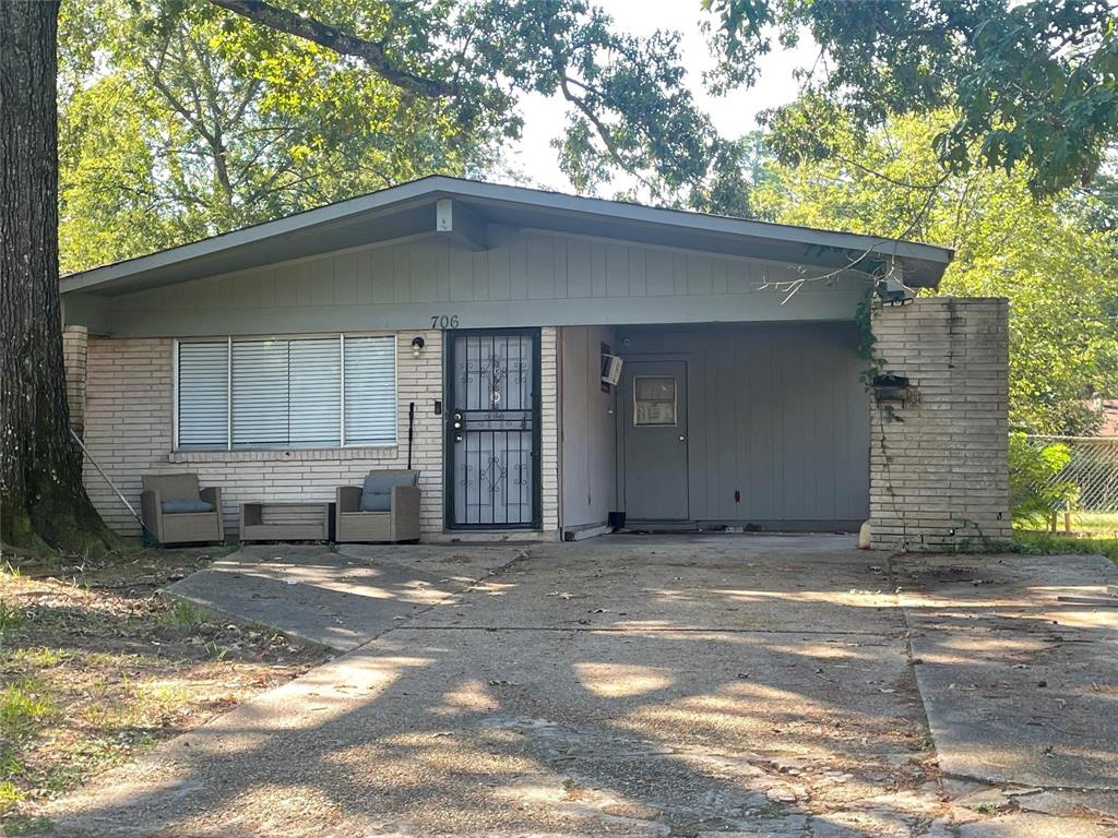 Attention investors! Don’t miss this fantastic rental investment opportunity. This 3-bedroom, 1-bathroom home is currently rented for $700 per month, providing immediate income potential. Whether you're looking to expand your rental portfolio or start your investment journey, this home offers a promising return on investment. Schedule your showing today and take advantage of this affordable, income-generating opportunity!