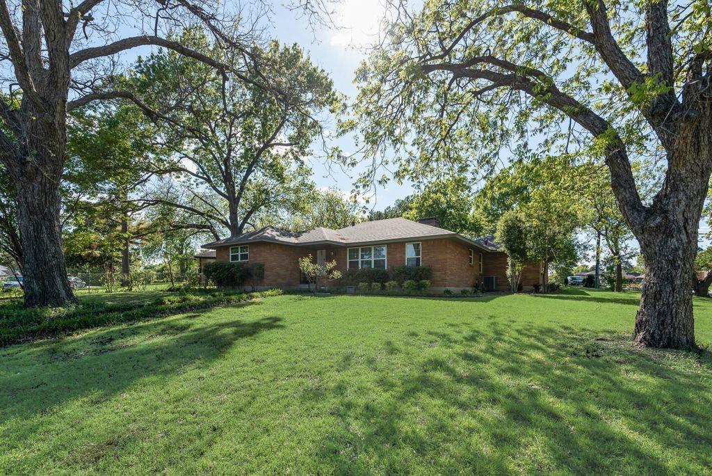 RARE OPPORTUNITY IN HIGHLAND OAKS: COMPREHENSIVELY REMODELED & MOVE-IN READY! Experience modern luxury in this stunning 3-
bedroom, 2-bathroom brick home, where every major system was updated just two years ago. Residence offers true peace of mind with all major
services upgraded: pvc pex piping, roof, water heater, and energy-efficient double-pane windows throughout.
The heart of the home is the kitchen featuring sleek quartz countertops, a spacious peninsula next to family room, and custom soft-closing
cabinets complemented with stainless steel appliances. Both bathrooms have been fully reimagined with contemporary finishes. Enjoy a
seamless flow of new flooring across the open floor plan, highlighted by a classic brick fireplace in the living area.
Situated on a generous quarter-acre corner lot with a rear-entry 2-car garage, this home is perfectly positioned just 12 minutes from Downtown
Dallas. Enjoying the character of a quiet, established community. This is a must-see.