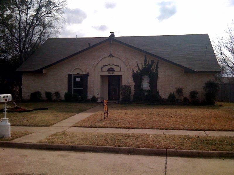 Nice big home in super neighborhood of RICHARDSON!!  This home features two living areas and two eating areas!  Plenty of room for everyone!  No smoking inside property.  Rental ins. required.  Call to view today!  Tenant occupied 11-30