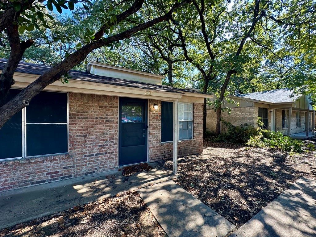 Very nice duplex right by the University of Texas at Arlington. Lots of open space throughout the home! Great storage in the bathrooms. Front driveway for parking. Each unit has 900 sf, 2 bedrooms, and 1 bathroom. Unit 629 is leased through April 30, 2027 for $1,200 and unit 627 is leased through November 30, 2026 for $1,265.