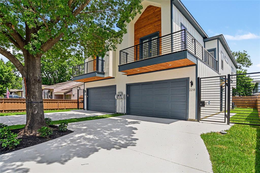 Come check out this brand new single family attached home offering high end finishes that inculde hardwood floors throughout. The downstairs has a open layout with a half bath. The beautful kitchen has custom cabinetry with soft pull drawers, quartz counter tops, stainless steel appliances and a gas cook top. The large open living and dining area is filled with natural light and is perfect for enertaining. Upstairs has three nice sized bedrooms,three full bathrooms.
The primary bedroom has a spa like ensuite bath with walk in shower and soaking tub and a genrous size walk in closet.
Another nice feature is the cozy backyard that offers plenty of privacy. 
The other side of this property 2218 Bombay is also for sale and can be sold as a duplex. Includes a comprehensive builder warranty.