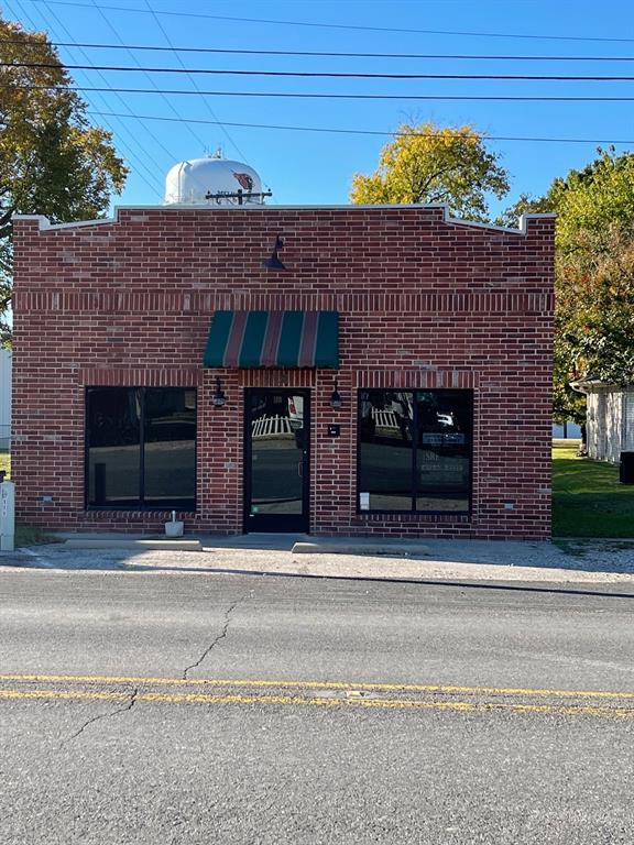 Whether you're starting your own business or just looking to expand your existing business with a new location. With the growth in Melissa and the refurbishing of the downtown area, this is an excellent location for any and all your needs. Building is finished out and the owner is flexible with making the space desirable for your needs.
Don't miss out on the chance to be your own boss in this great location!!!