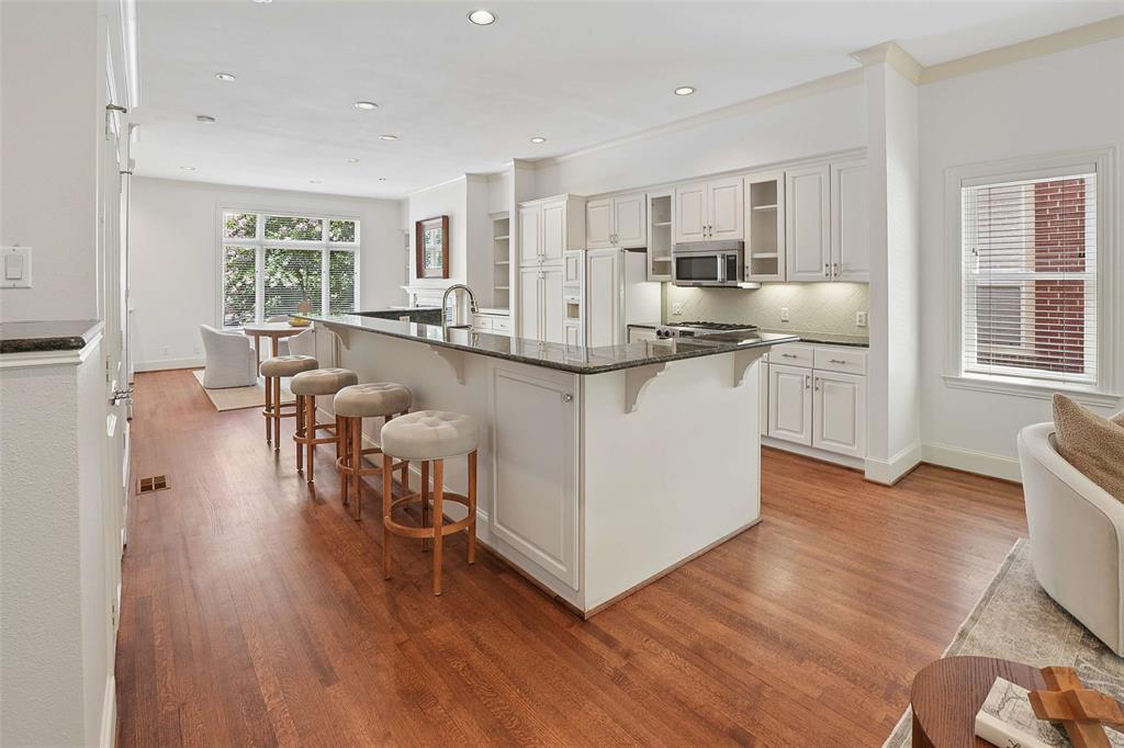 TOMSON TOWNHOUSE - Residential