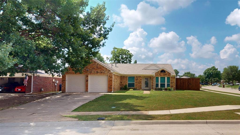 Only 5.9% of homes in Flower Mound are priced under $400,000 — don’t miss this one!
Step into this charming 3-bed, 2-bath single-story home featuring a desirable split-bedroom floor plan for maximum privacy. Enjoy your own private swimming pool on a spacious corner lot in a cul-de-sac — perfect for safety and family-friendly living with minimal through traffic.
Perfectly located and walkable to:

Lamar Middle School
Jake’s Hilltop Park (baseball-softball fields, playground, pavilion)
Colony Park (kids’ playgrounds)
Leonard L. Woods Park (walking trails and more)

This move-in-ready gem in the established Prairie Creek neighborhood offers suburban living at its best — family-friendly, low-maintenance, and full of potential.
Open House: Saturday, June 14th — Come tour and see why this is the smart buy you’ve been waiting for in Flower Mound!