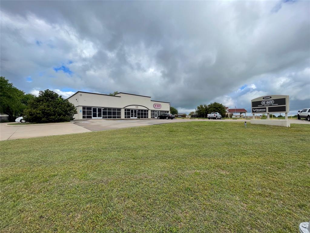 Retail or office space located in between Texoma Parkway and Loy Lake Rd, easy to get to from either direction. Common parking lot with several spaces directly in front of the suite. Rear entry and private bathroom along with two offices, reception area, and large storage room in the back for extra supplies or equipment. Tenant is responsible for CAM and Tax reimbursement, included in list price.