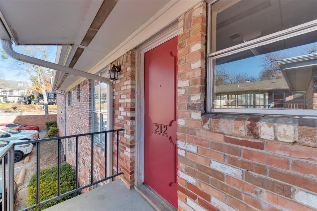 Freshly updated 2 bedroom, 2 bath condo in North Dallas.  Open concept living and kitchen area with new floors, new cabinets and new paint.  Full size washer and dryer hook ups.  All utilities are paid in monthly HOA fee.  Don’t miss this great opportunity for an updated condo in desirable North Dallas.