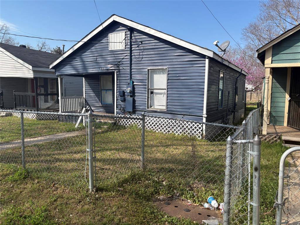 Bossier City Investment Opportunity. This property is part of a 5-property package deal that is located on one lot. This is a great opportunity to have 5 rental incomes coming in every month. Whether you’re an experienced investor or just starting to build your real estate portfolio, this property delivers immediate rental income with room for future value growth. The possible benefits included are.... Low operating costs with shared utilities and maintenance, Prime location near amenities & commuter routes, Potential for rent increases or redevelopment, and so much more! Don’t miss this rare multi-unit gem, so schedule your private showing today! 1610,1612 Hill St and 601,605,607 Kelly St Bossier, City LA 71111 are included in the sale.