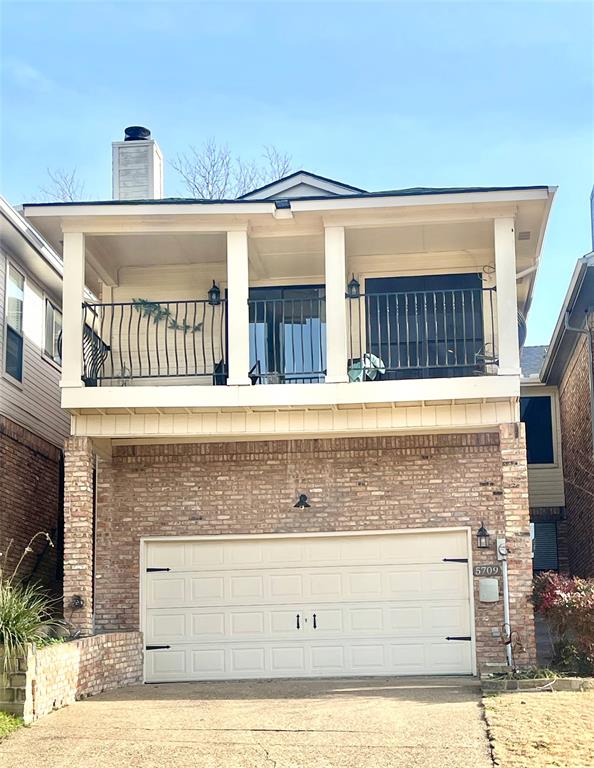 Stunning Lake Views
Beautifully updated townhome in the gated Chandlers Landing community, well-positioned directly across from Lake Ray Hubbard with expansive water views from both levels. This home offers numerous upgrades, including quartz-coated front steps and an epoxy-coated two-car garage floor.
Lower Level:
Features a large open living space, two spacious secondary bedrooms, a full bath, and a private fenced backyard with attractive landscaping.
Upper Level:
Highlights an expansive living room with fireplace and unobstructed lake views, a dining area, an oversized covered deck, a half bath, and an updated kitchen with gas cooktop, granite countertops, pot filler, buffet cabinet, and ample storage.
Primary Suite:
Offers a generous bedroom with natural light and an ensuite bath featuring double vanities and a rainfall tower walk-in shower.
Community Amenities:
Gated entry, 24-hour security, two pools, parks, playground, ponds, tennis courts, basketball court, walking trails, private beach, lake access, and on-site restaurant 501 at The Yacht Club.
Recent Updates:
- New roof (2022)
- New AC unit (2022)
Enjoy low-maintenance living with exceptional lake views in one of Rockwall’s most desirable waterfront communities.