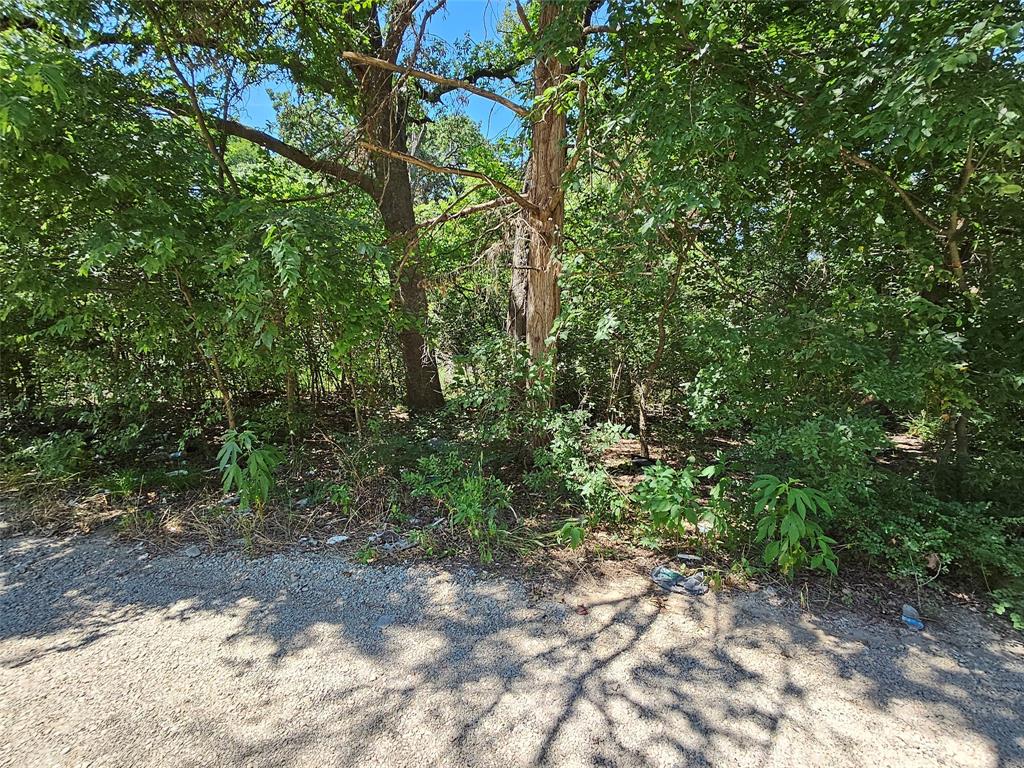 Country atmosphere, wooded lot that is ready for new owners, property is just minutes from Lake Tawakoni. Seller is ready to sell, make us an offer today.