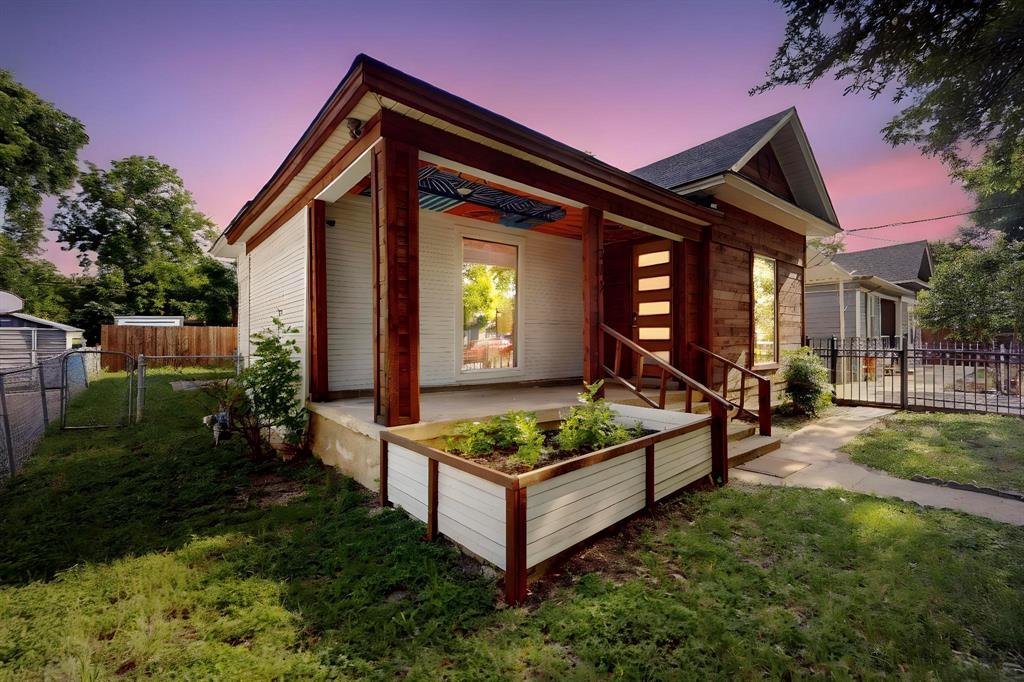 Welcome to 712 W 8th Street in the heart of Dallas a beautifully updated property offering versatility, style, and income potential. The main home features 3 spacious bedrooms, 2 fully renovated bathrooms, and 1,837 square feet of thoughtfully designed living space. Enjoy modern finishes throughout, an open and inviting layout, and updates that blend comfort with contemporary appeal.
Adding exceptional value is the detached accessory dwelling unit (ADU), complete with 1 bedroom, 1 bathroom, a full kitchen, and in-unit laundry. Perfect for use as a short-term rental, guest suite, or private mother-in-law quarters, this space provides incredible flexibility and potential for additional income.
Located in a rapidly growing area with convenient access to shopping, dining, and downtown Dallas, this property is ideal for homeowners and investors alike. Don’t miss this unique opportunity to own a move-in ready home with built-in income potential.