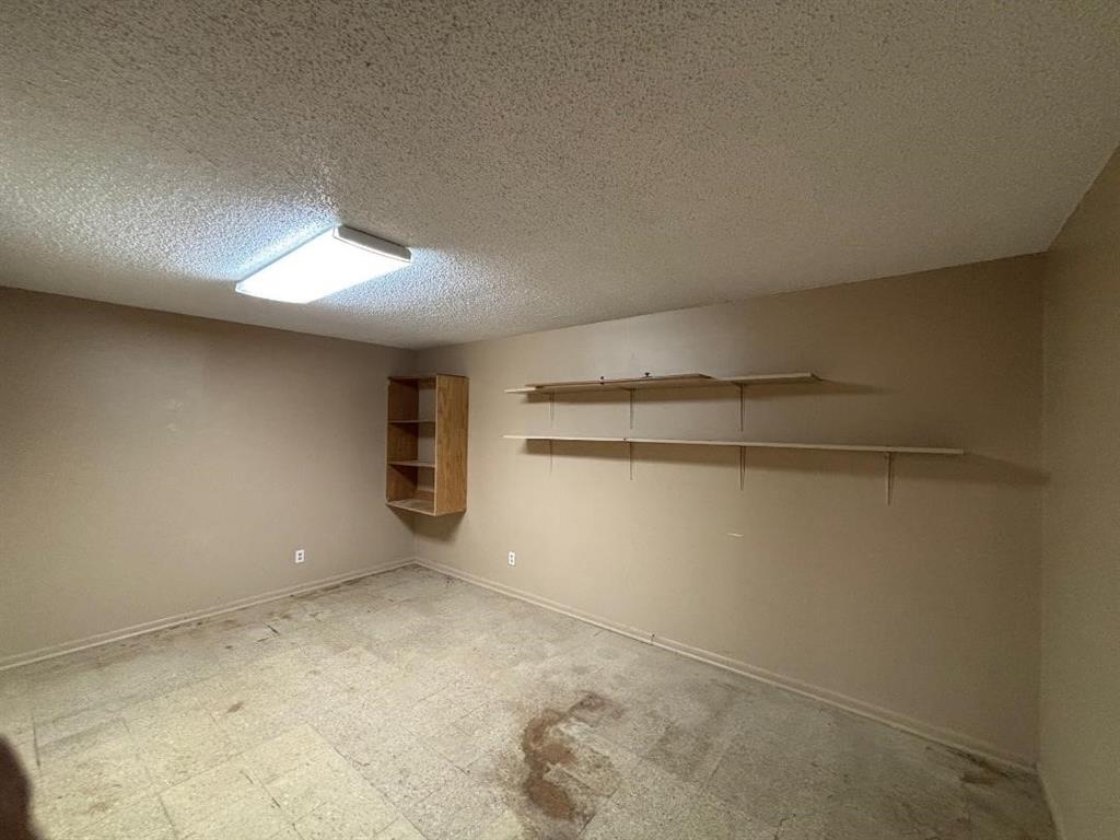 COLLEGE - Commercial Sale