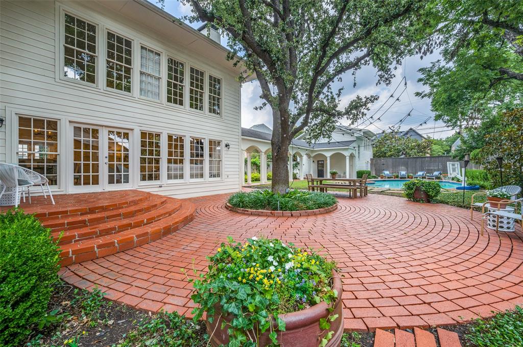 DR F J HALLS SUBD - Residential