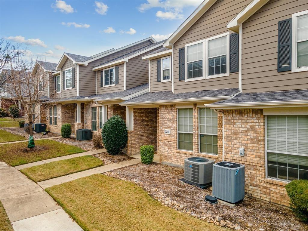 Beautifully maintained 3-bedroom, 2.5-bath townhome in the desirable Stoneleigh Place community in McKinney! This spacious two-story home offers approximately 1,450 sq ft of comfortable living space, featuring an open-concept layout with a bright living area and a dedicated dining space perfect for both everyday living and entertaining.
The kitchen comes fully equipped with modern appliances including an electric range, dishwasher, microwave and more, making meal prep a breeze. Upstairs, you’ll find a generously sized primary suite along with additional bedrooms and a convenient utility area.
Enjoy added features such as decorative lighting, central HVAC, brand new carpet, and a private garage with rear entry. The home also includes a covered porch, ideal for relaxing outdoors.
Located within McKinney ISD and just minutes from shopping, dining, and major highways, this home offers both comfort and convenience. The HOA takes care of exterior maintenance and grounds, ensuring a low-maintenance lifestyle.
Don’t miss this excellent opportunity to own a move-in-ready townhome in a prime location!